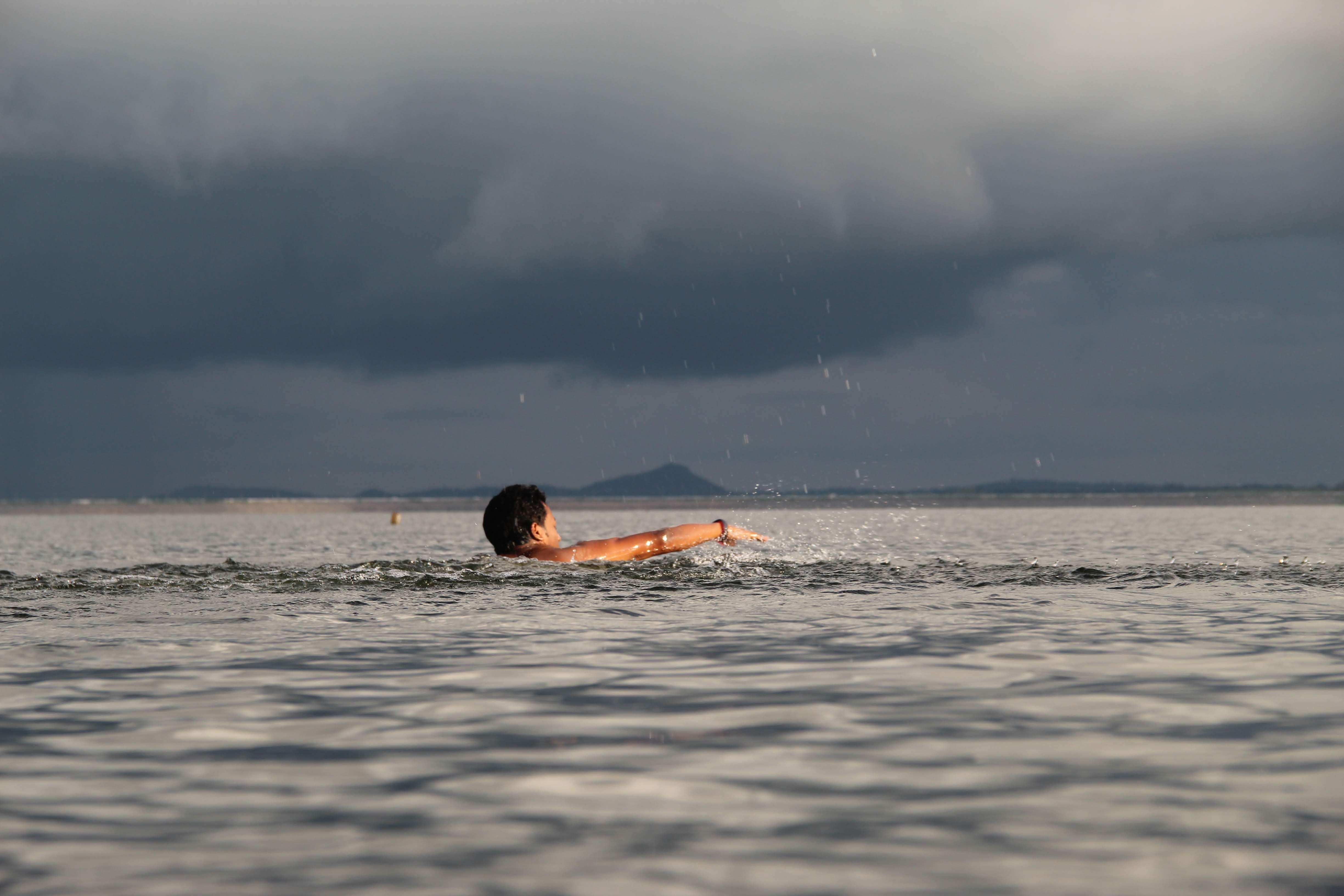 জল শুধু শরীরকে নয়, মনকেও ভিজিয়ে দেয়